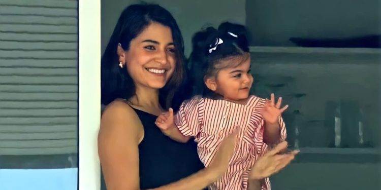 اور آخر کوہلی انوشکا نے بیٹی کی جھلک دکھا ہی دی