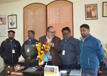 بھارت: ناراض والدین نے ضلعی تعلیمی افسر کو جوتوں کا ہار پہنا دیا