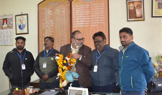 بھارت: ناراض والدین نے ضلعی تعلیمی افسر کو جوتوں کا ہار پہنا دیا