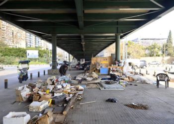 بے گھر لبنانی شخص کی پل کے نیچے کتابوں کو کیوں آگ لگائی گئی؟