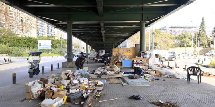 بے گھر لبنانی شخص کی پل کے نیچے کتابوں کو کیوں آگ لگائی گئی؟