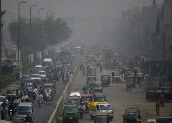 کراچی میں تیز ہواؤں کا راج، دیواریں گرنے سے 2 افراد جاں بحق