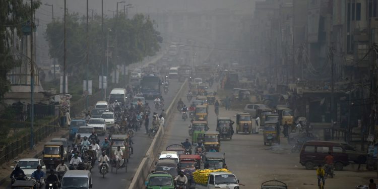 کراچی میں تیز ہواؤں کا راج، دیواریں گرنے سے 2 افراد جاں بحق