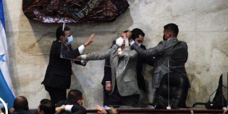 ہونڈوران  کا ایوان بن گیا اکھاڑے کا میدان