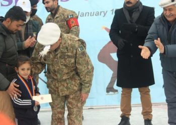 4 برس کی ماہ نور کا ” آئس اسکیٹنگ مقابلے” میں چاندی کا تمغہ