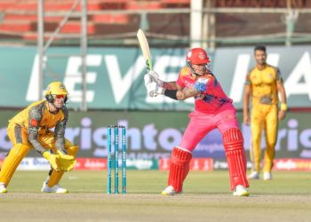 پشاور زلمی کے بالرز کا اسلام آباد یونائیٹڈ نے جلوس نکال دیا