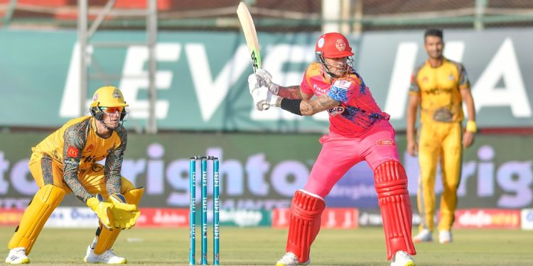 پشاور زلمی کے بالرز کا اسلام آباد یونائیٹڈ نے جلوس نکال دیا