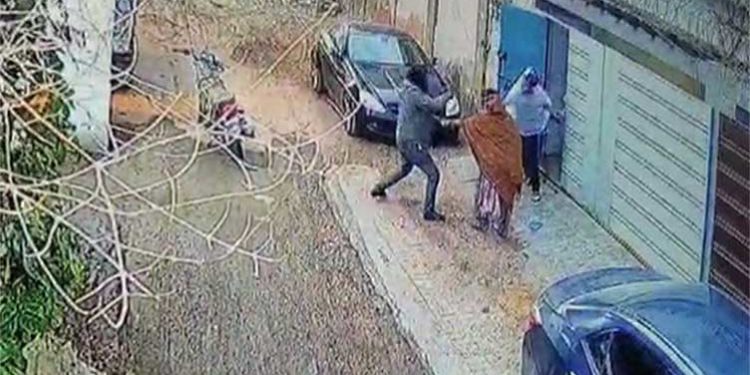 ماں اور بہن کے سامنے نہتے نوجوان کو خون میں رنگنے والاپولیس اہلکار نکلا