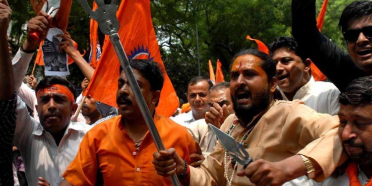 بھارتی انتہاپسندوں نے مسلمان کو گھیرلیا، زمین پر تھوک کر چٹوادیا