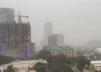 کراچی میں گرد آلود ہواؤں کا راج