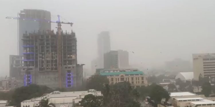 کراچی میں گرد آلود ہواؤں کا راج