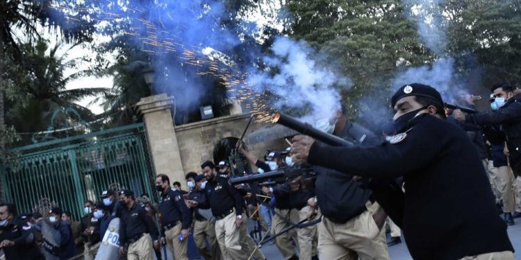 سیاسی جماعتوں کا سرکس اور نامعلوم افراد کی واپسی