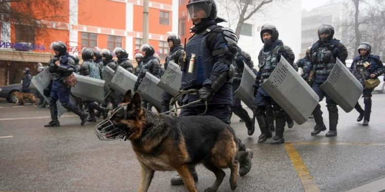 قازقستان: پیٹرول کی بڑھتی قیمتیں اور عوام کے احتجاج نے حکومت گرادی