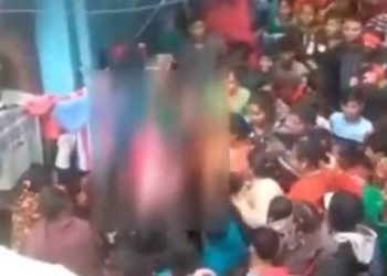 بھارتی خاتون کو گینگ ریپ کے بعد منہ کالا کراکے سڑکوں پر گھمایا گیا