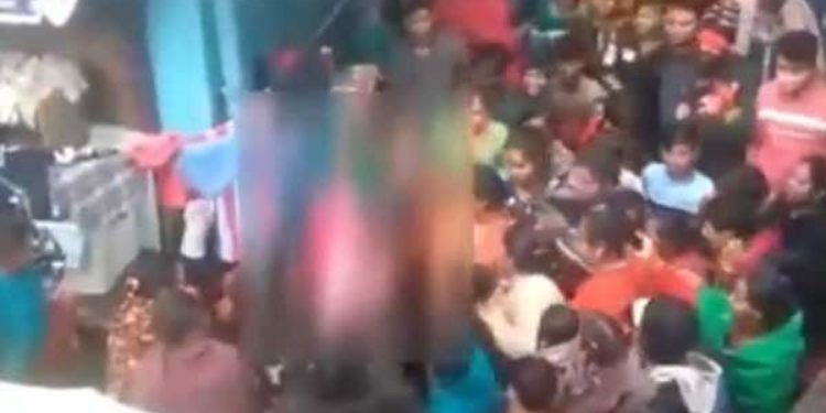 بھارتی خاتون کو گینگ ریپ کے بعد منہ کالا کراکے سڑکوں پر گھمایا گیا