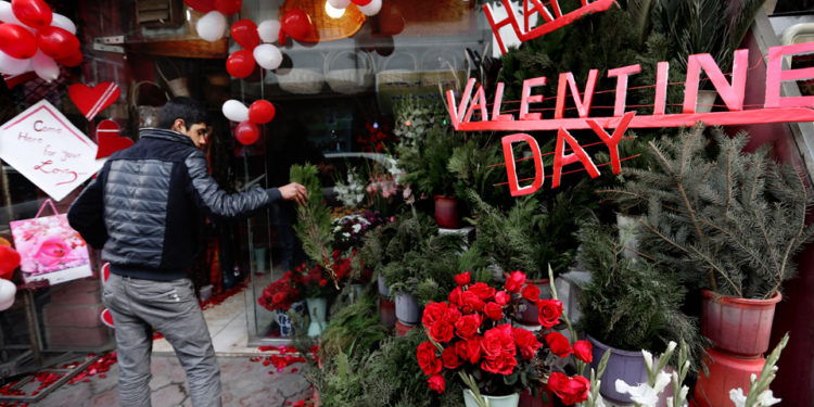 ویلنٹائن ڈے: پریمی جوڑوں تک محدود کیوں؟