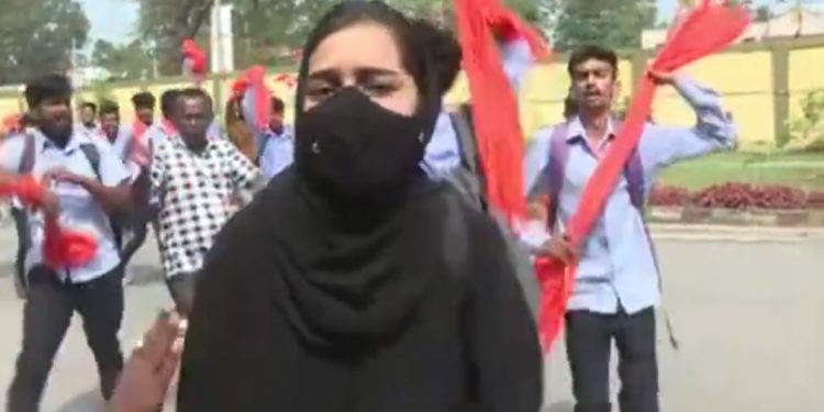 حجاب پہن کر آنے پر طالبہ کو ہراساں کرنے کا ایک اور واقعہ