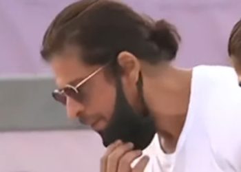 بھارتی انتہا پسندوں کا نیا شوشا، شاہ رخ خان پر لتا  پر تھوکنے کا الزام