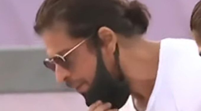 بھارتی انتہا پسندوں کا نیا شوشا، شاہ رخ خان پر لتا  پر تھوکنے کا الزام