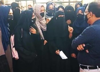 کرناٹک میں 25 طالبات پر حجاب پہننے پر کالج میں داخلہ بند