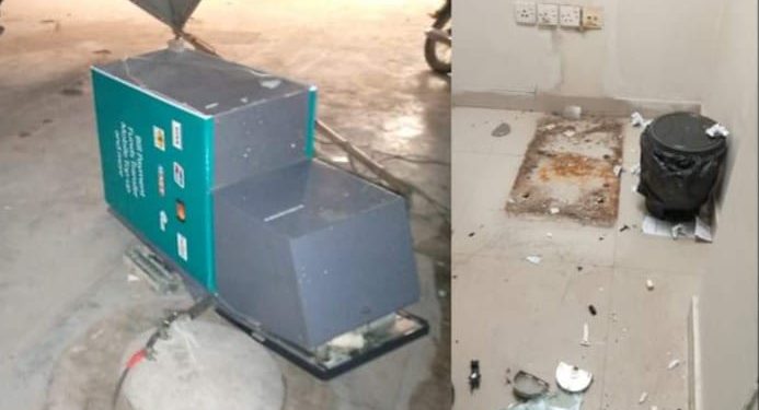 کراچی: ڈکیتوں کی دیدہ دلیری، اے ٹی ایم ہی لے کر فرار ہونے کی کوشش