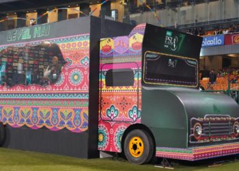 پی ایس ایل میں ٹرک آرٹ کا شاہکار کمنٹری باکس