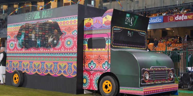 پی ایس ایل میں ٹرک آرٹ کا شاہکار کمنٹری باکس