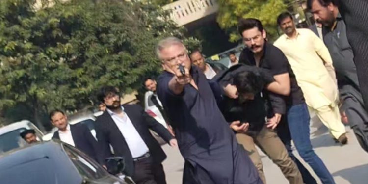 صحافی محسن بیگ گرفتار، ایف آئی اے اہلکار زخمی