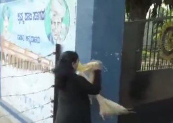 کرناٹک میں خواتین ٹیچرز کے حجاب پہننے پر بھی پابندی