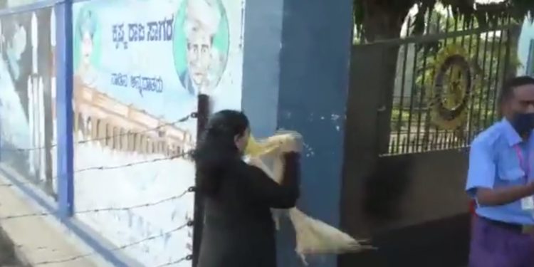 کرناٹک میں خواتین ٹیچرز کے حجاب پہننے پر بھی پابندی