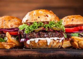 چھ منٹ میں 12 برگر، میاں بیوی بغیر بل دیے رفو چکر