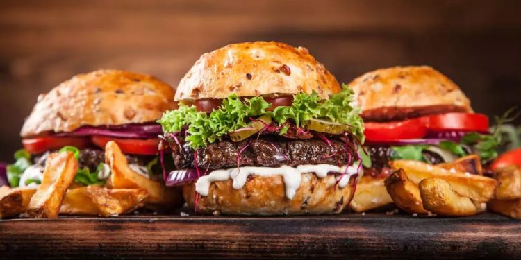 چھ منٹ میں 12 برگر، میاں بیوی بغیر بل دیے رفو چکر