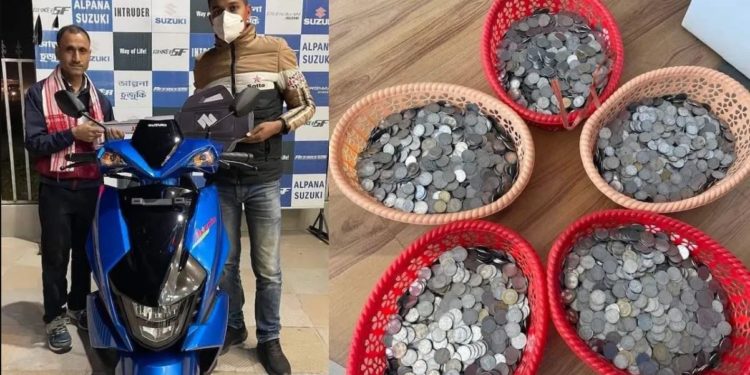 بھارتی شخص نے سکوں سے اسکوٹر خریدلیا