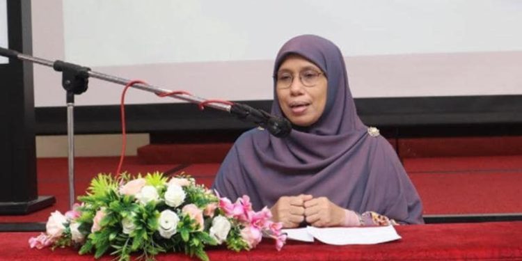 ملایشیا کی خاتون وزیر کا نافرمان بیگمات کو مارنے کا مشورہ