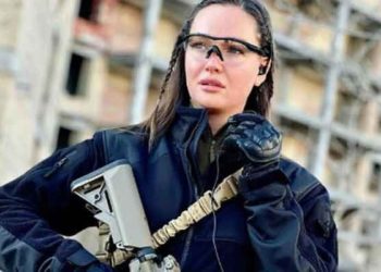 سابق ملکہ حسن یوکرین کے دفاع کے لیے اسلحے کے ساتھ میدان میں آگئیں