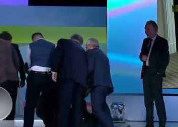 لائیو شو کے دوران صحافی اور سیاست دان لڑ پڑے، لاتوں گھونسوں کا آزادانہ استعمال