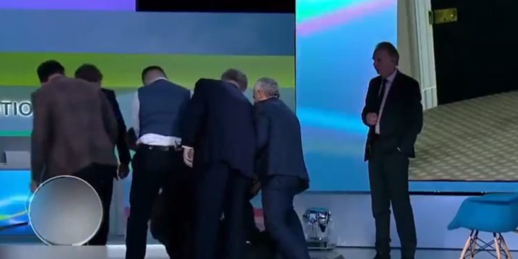 لائیو شو کے دوران صحافی اور سیاست دان لڑ پڑے، لاتوں گھونسوں کا آزادانہ استعمال