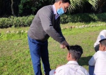 لمبے بال رکھنے پر پرنسپل نے ہی طالب علموں کے بال کاٹ دیے