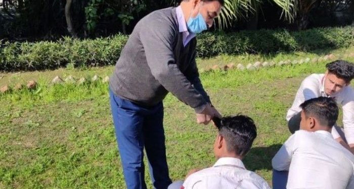 لمبے بال رکھنے پر پرنسپل نے ہی طالب علموں کے بال کاٹ دیے