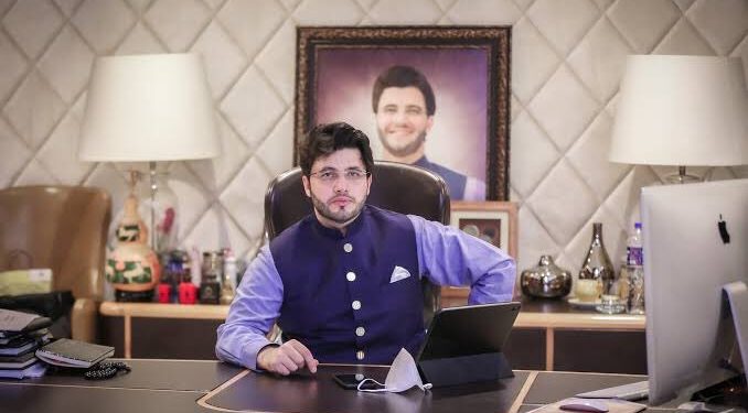 جاوید آفریدی دنیا کے سب سے بڑے فٹ بال کلبوں میں سے ایک خریدنے کے خواہش مند