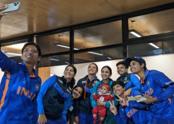 بسمہ معروف کی شیر خوار بیٹی اور کرکٹ کا پہلا سبق