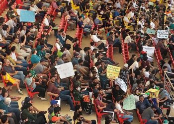 ”کانپیں ٹانگ رہی ہیں، کوہلی سنچری کے بنا بھی ہیرو”،نیشنل اسٹیڈیم میں دلچسپ پلے کارڈز