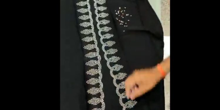 برقعے کی موتیوں میں چھپا کر سونا اسمگل کرنے کی کوشش