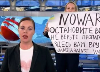 ”جنگ سے انکار”، روسی چینل پربراہ راست خبروں کے دوران انوکھا احتجاج