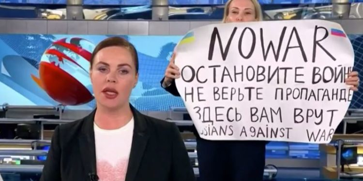 ”جنگ سے انکار”، روسی چینل پربراہ راست خبروں کے دوران انوکھا احتجاج