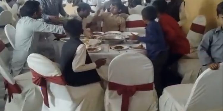 محنت کش کی لاش شادی ہال میں پڑی رہی، لوگ مزے سے کھانا کھاتے رہے