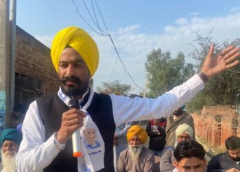 بھارت: پنجاب کے وزیراعلیٰ کو موبائل مرمت کرنے والے دکاندار سے شکست