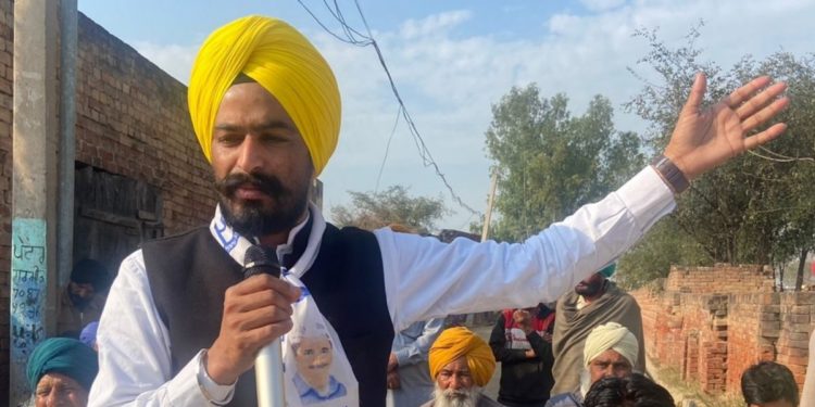 بھارت: پنجاب کے وزیراعلیٰ کو موبائل مرمت کرنے والے دکاندار سے شکست