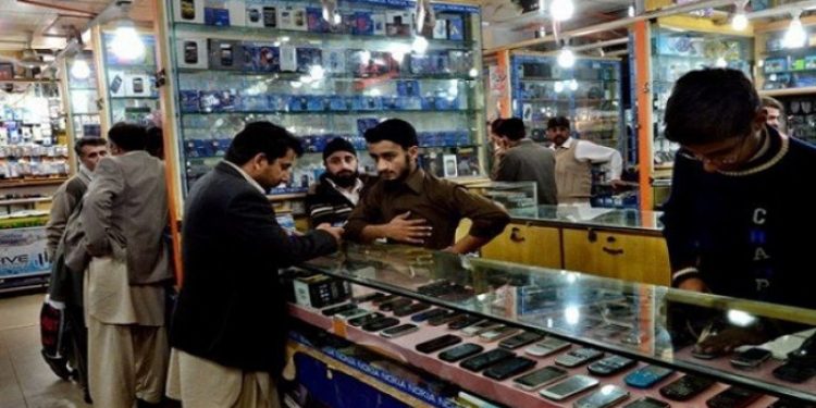کراچی میں اب غیر مقامی افراد موبائل فروخت نہیں کرسکیں گے