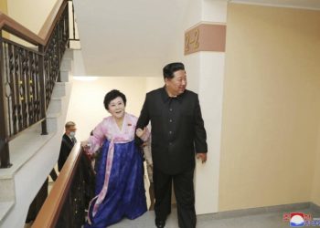 کم جونگ کا سرکاری ٹی وی اینکر کے لیے گھر کا تحفہ